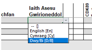 Sgrinlun yn dangos cwymplen yn y golofn Iaith Asesu Gwirioneddol yn y ffurflen hawlio mewn ffurfiau cryno [En] ar gyfer Saesneg, [Cy] ar gyfer Cymraeg, [D/B] ar gyfer Dwy neu Bi.